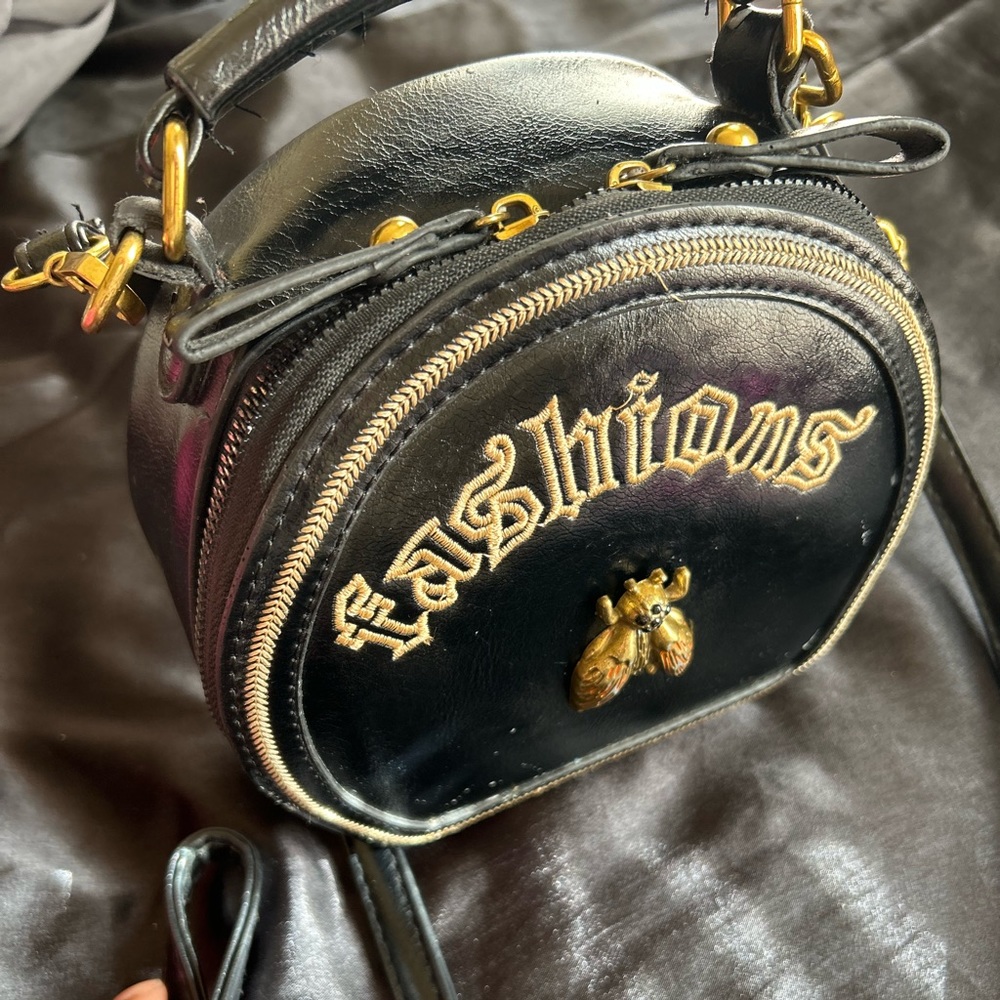 Black fashionable cross body good for everyday use